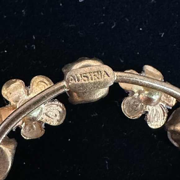 VINTAGE, sparkly Austrian crystal gold/brass tone floral circular brooch - Picture 9 of 10
